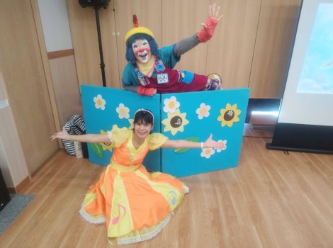 えみお姉さんとクラウンもっきー